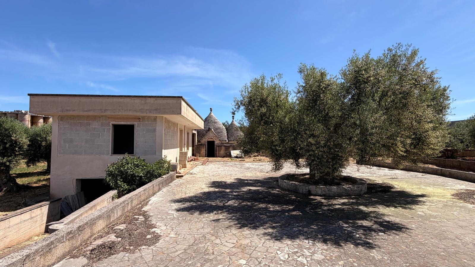 Piccola Villetta In Zona Abitata, 2 Vani e Acc, Trullo, Deposito.